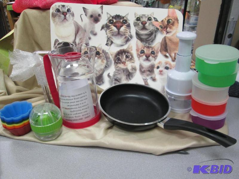 lot 215 image: Mini Citrus Juicer, baking cups for cupcake o...