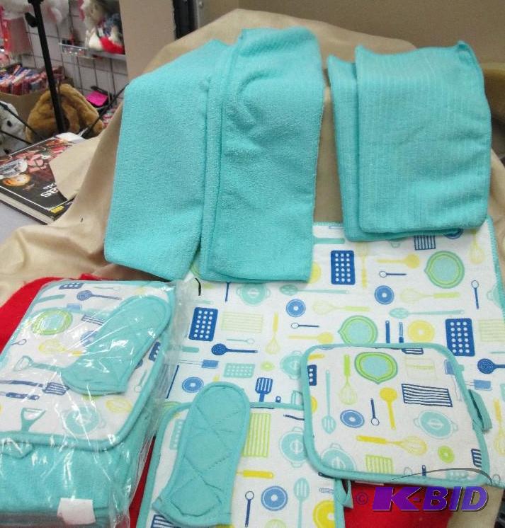 lot 25 image: Microfiber dish dry mats and kitchen towels, ...