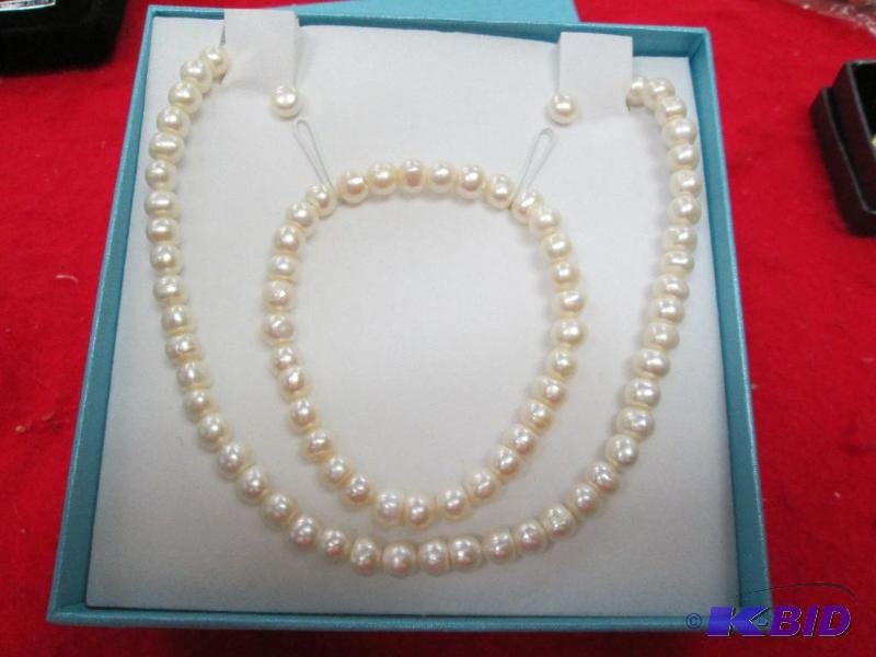 lot 39 image: Pearl necklace, Bracelet and earrings...