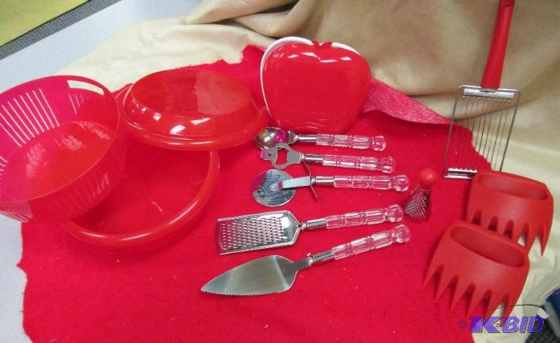lot 49 image: the 3-in 1 berry bowl, 5 pc gift set, Bear pa...