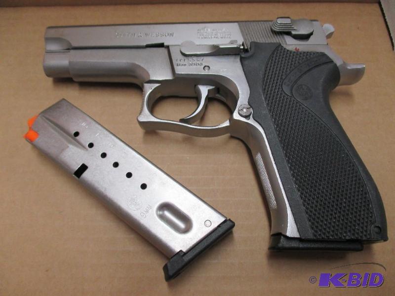 lot 16 image: Smith and Wesson 5906 Semi-Auto Pistol, Calib...