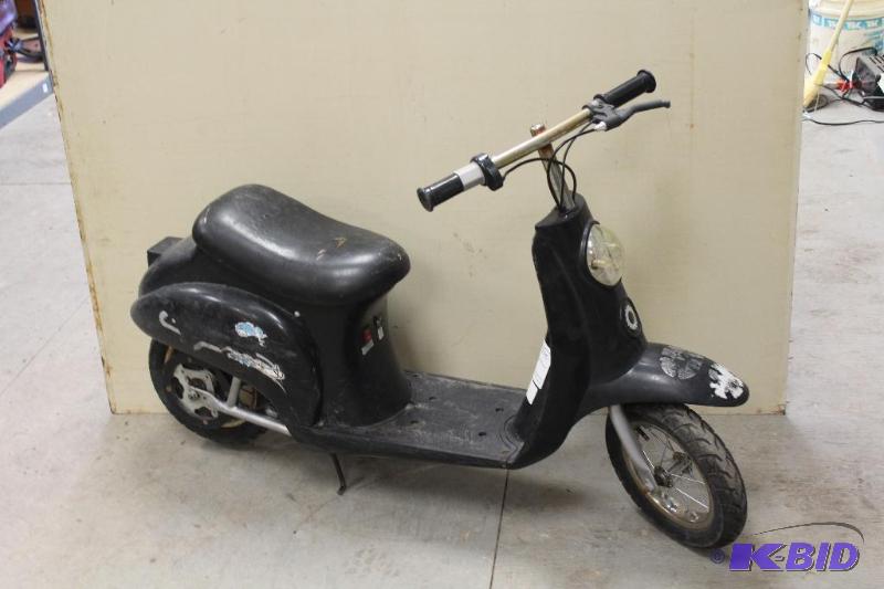 lot 1 image: Razor Mini Bike, Electric, No Battery...