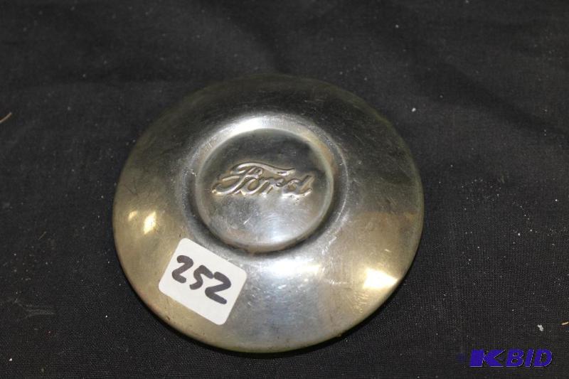lot 252 image: Vintage 4 14" Ford Center Cap ...