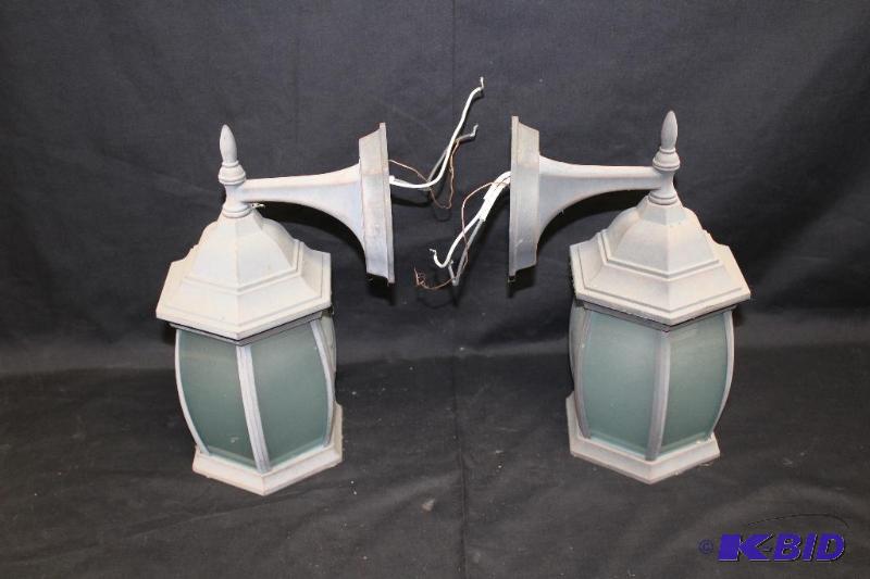 lot 278 image: Pair of&nbspOutdoor Wall Sconce Light Fixtur...