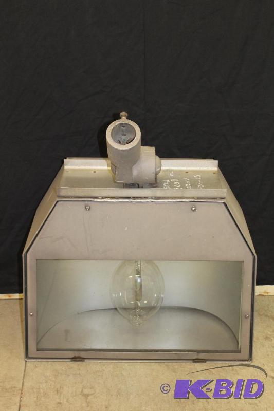 lot 28 image: Large 220v parking lot flood light, tested an...