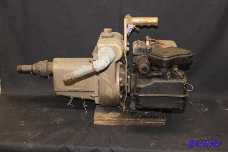 lot 284 image: Briggs & Stratton 2.25 hp 4 cycle motor, ...