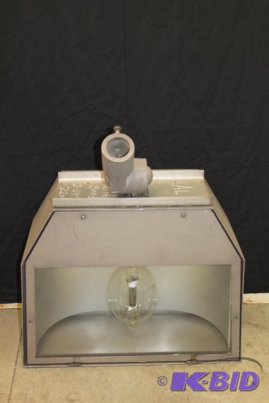lot 31 image: Large 220v parking lot flood light, tested an...