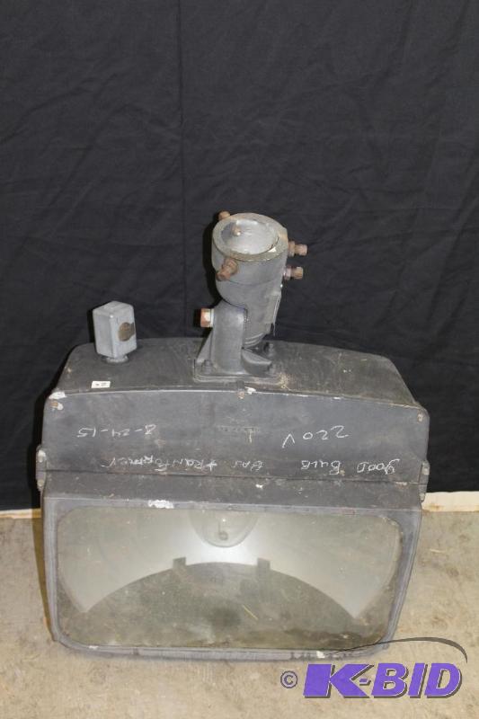 lot 32 image: Large 220v parking lot flood light, tested ha...
