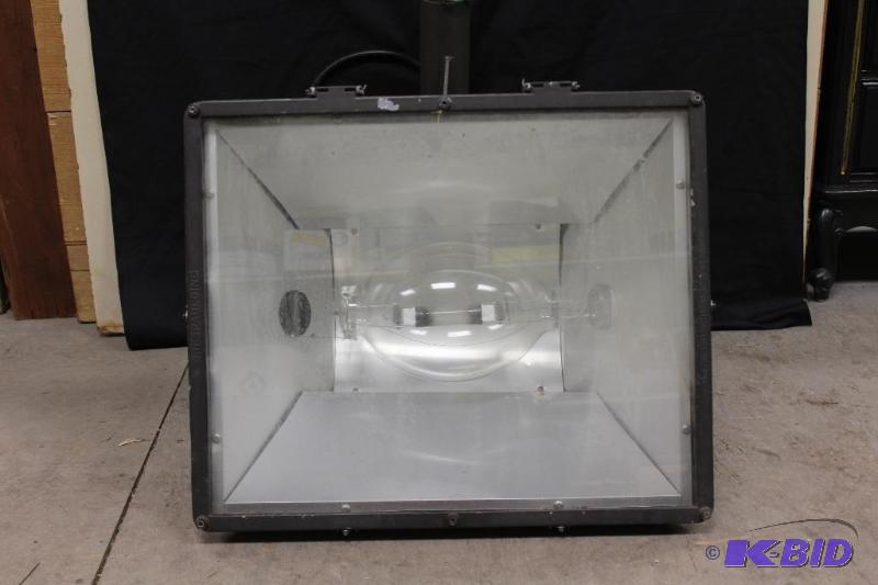 lot 34 image: Large 220v parking lot flood light, tested an...