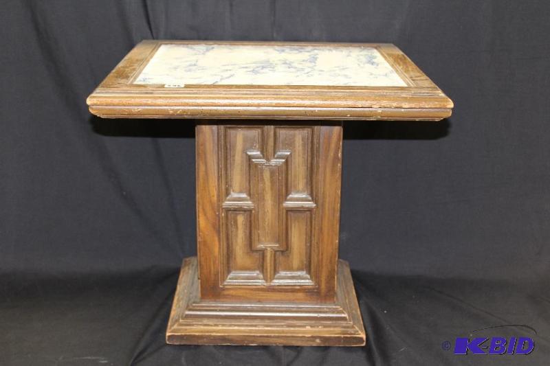 lot 346 image: End Table ...