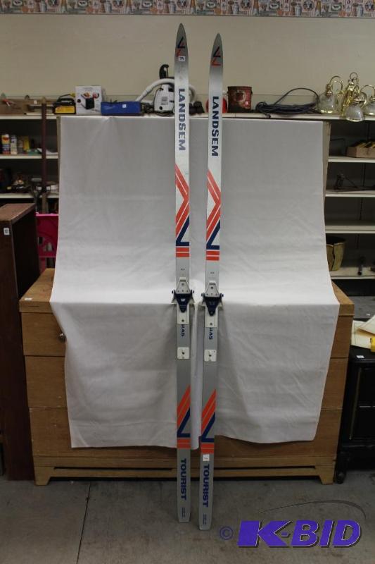 lot 74 image: Skis...