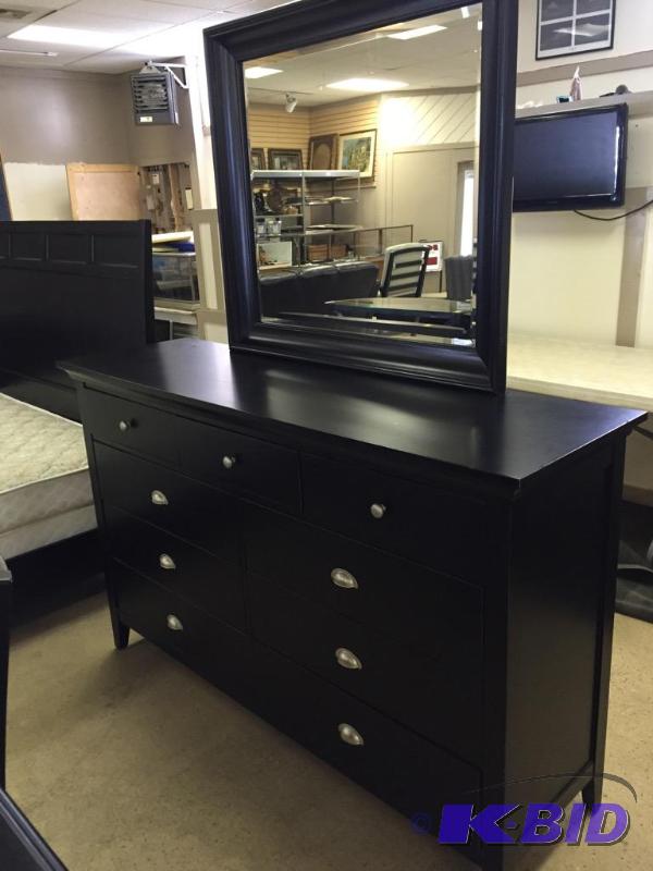 Dresser With Mirror