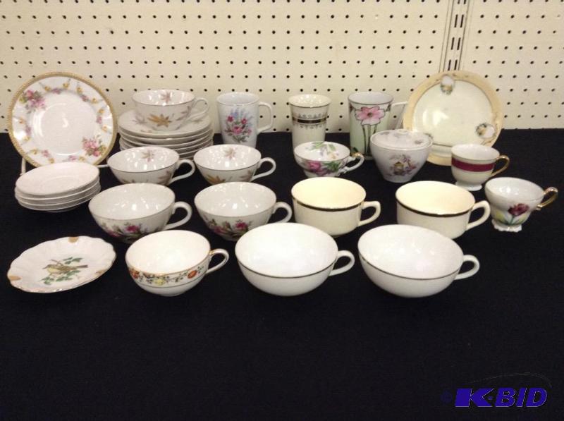 Lot of Teacups, Saucers & Bowls