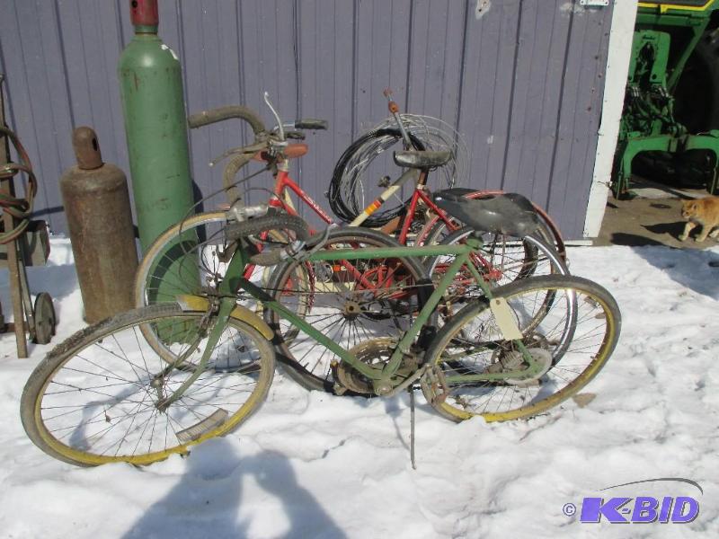 lot 22 image: Bikes...