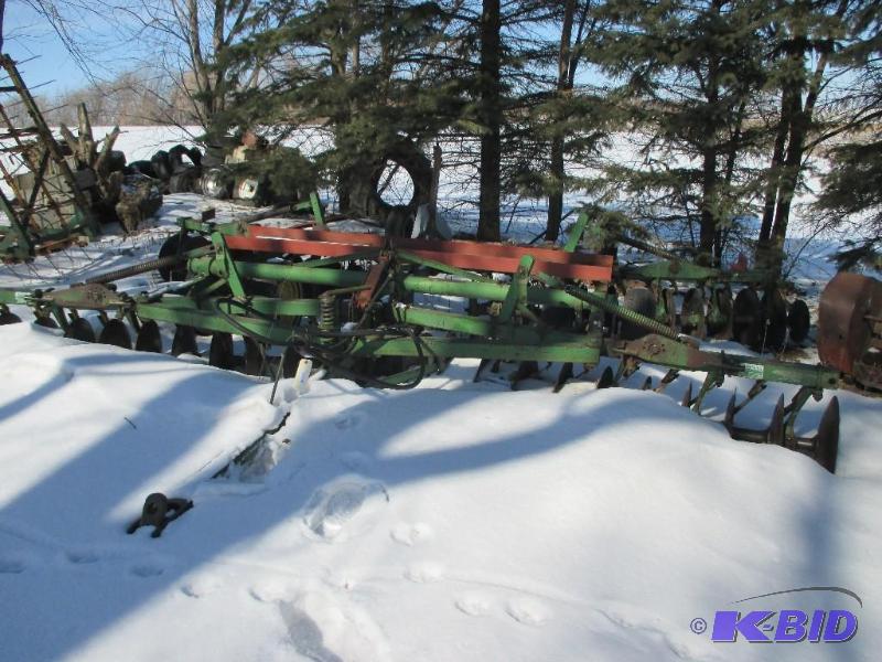 lot 26 image: 16 John Deere disc. Good condition. It is fr...