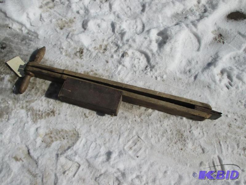 lot 29 image: Antique weederseeder...