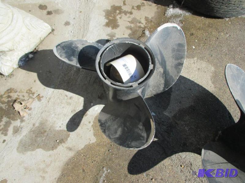 lot 32 image: Outboard prop...