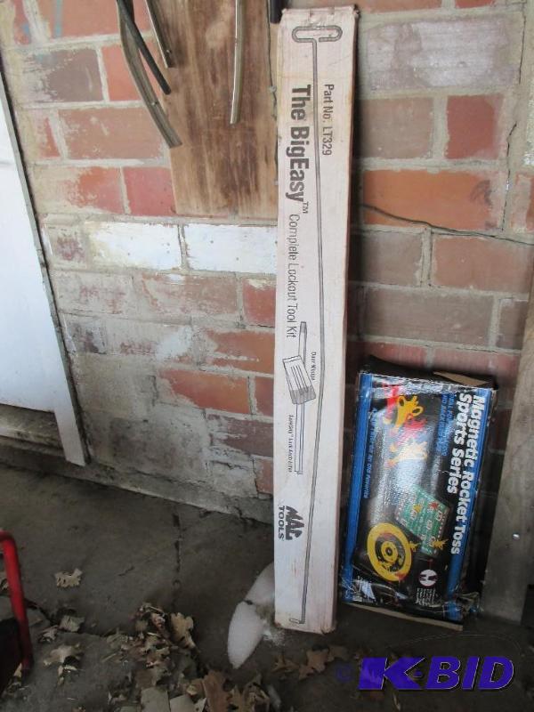 lot 43 image: Mac tools lock out tool....