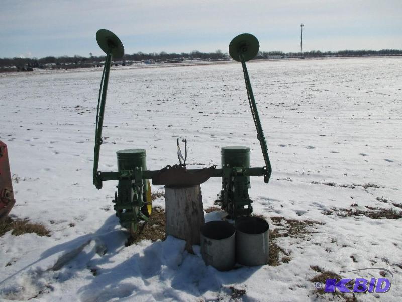 lot 6 image: 3 pt John Deere 2 row plant, excellent condit...