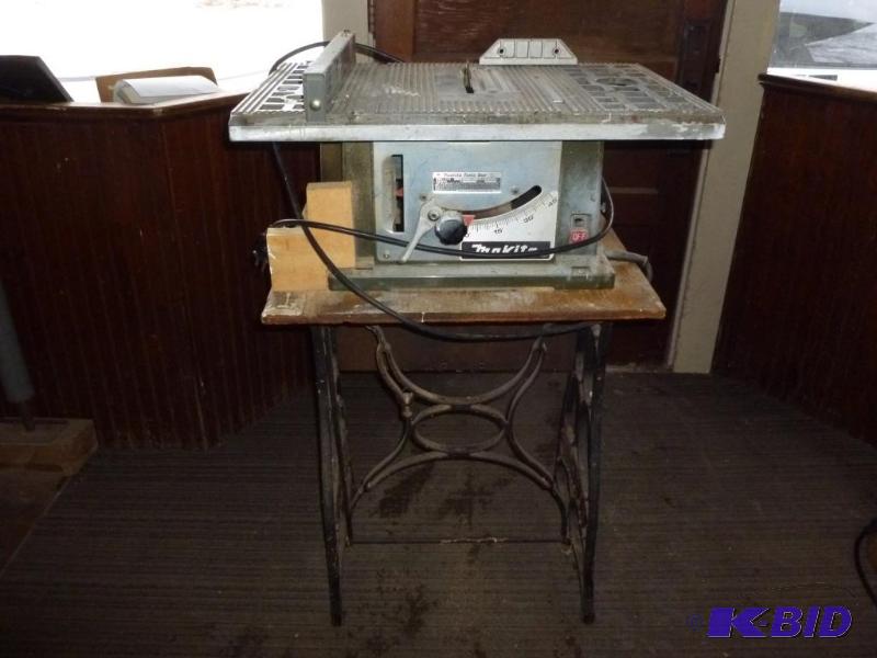 lot 1 image: Makita table saw model 2708, comes with a 450...