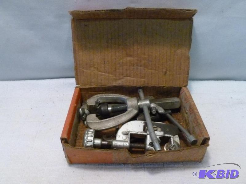 lot 101 image: Lot of two flaring tools, pipe cutter and thr...