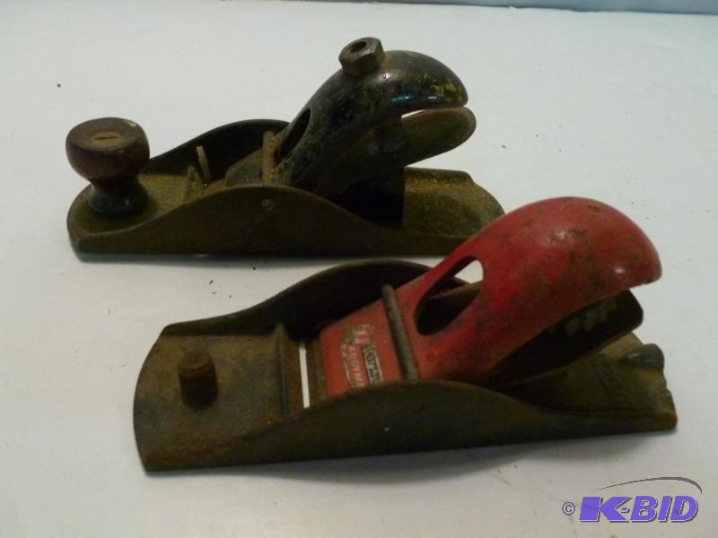 lot 119 image: Lot of two vintage wood planes that measure 6...