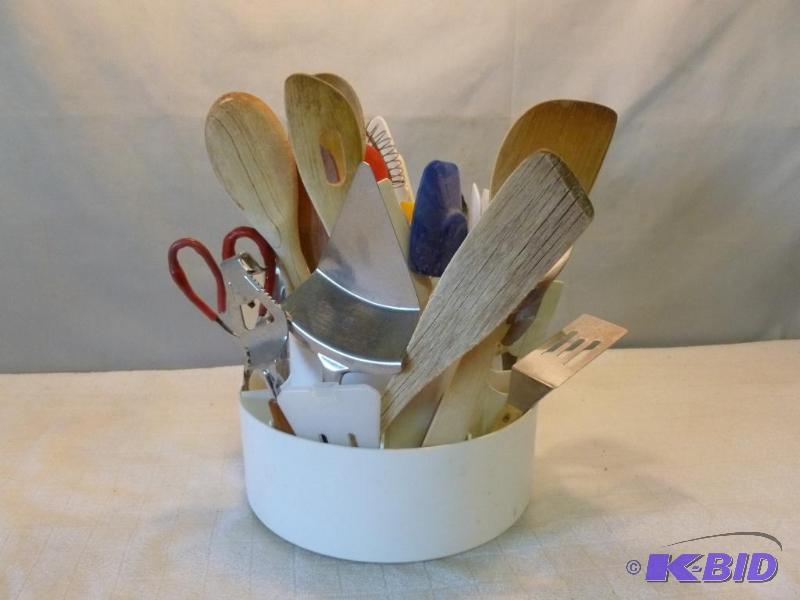 lot 196 image: Large lot of good kitchen utensils&nbspwith ...