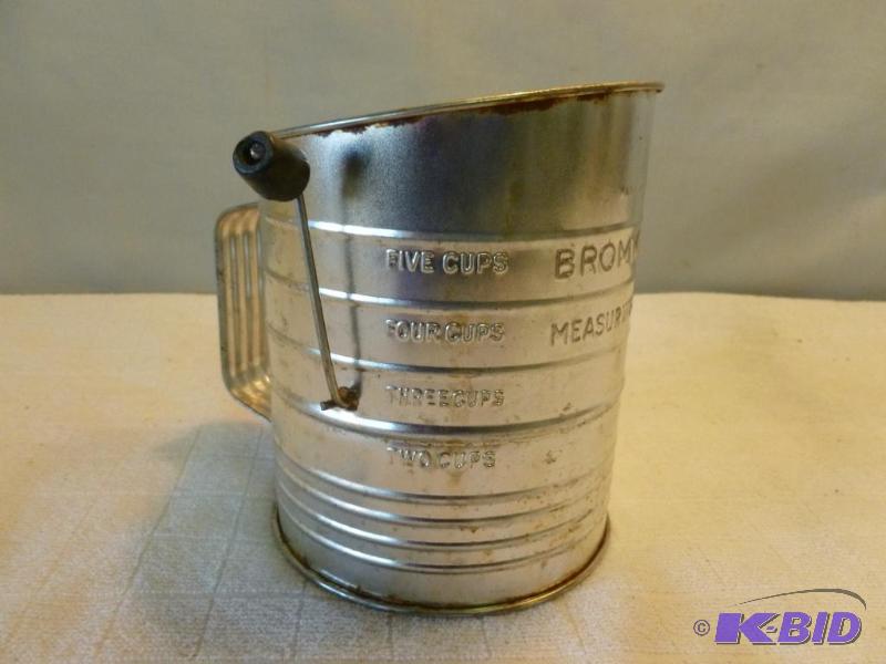lot 202 image: Vintage Bromwells five cup&nbspflour sifter...