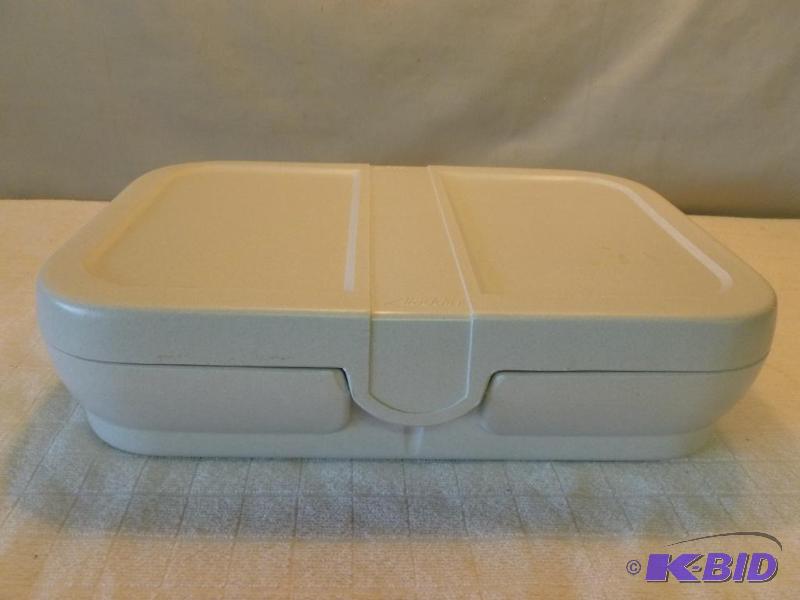 lot 203 image: Aladdin insulated casserole&nbsptravel case....