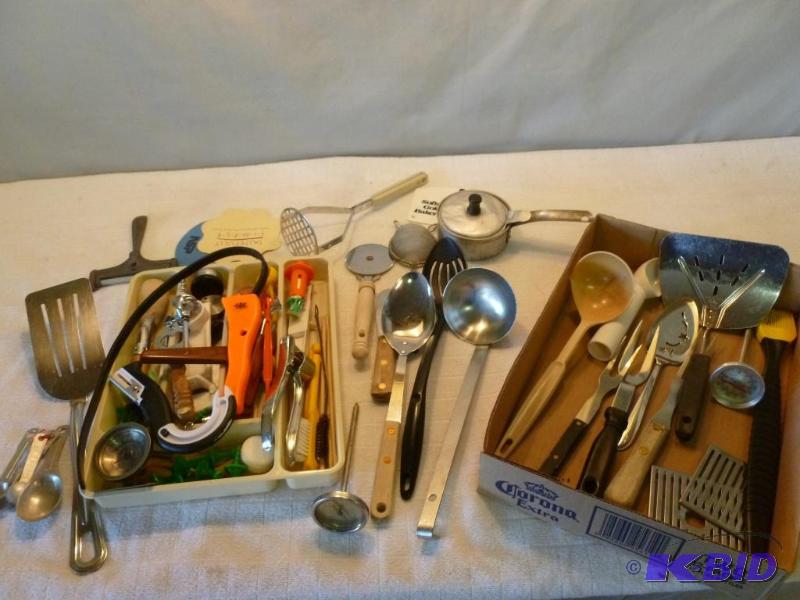 lot 209 image: Large lot of good kitchen utensils and relate...