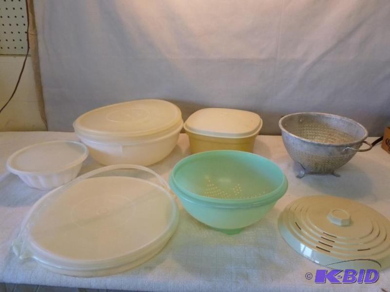 lot 211 image: This lot consists of a large Tupperware mixin...