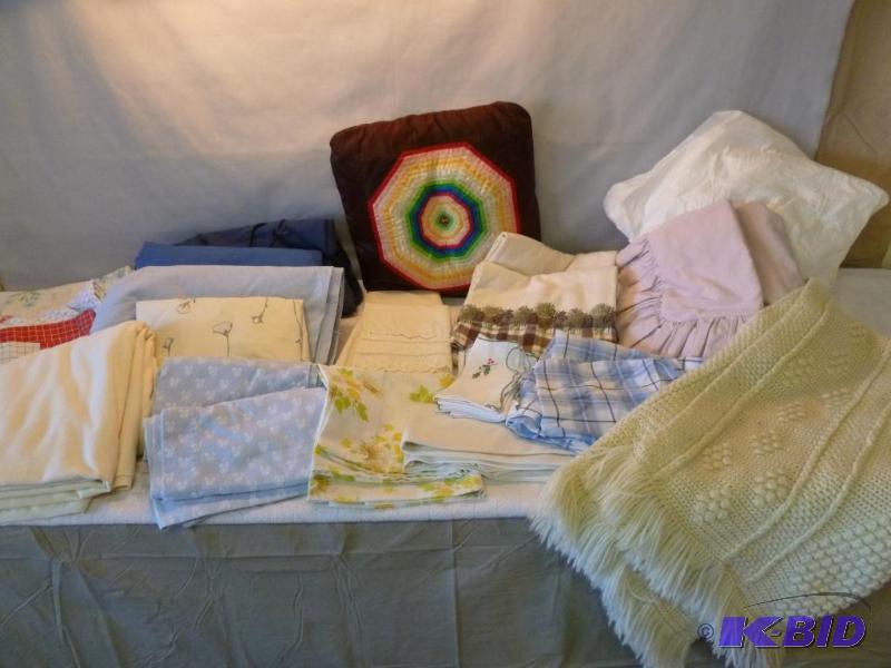 lot 238 image: Large lot of pillow cases and bedding type it...
