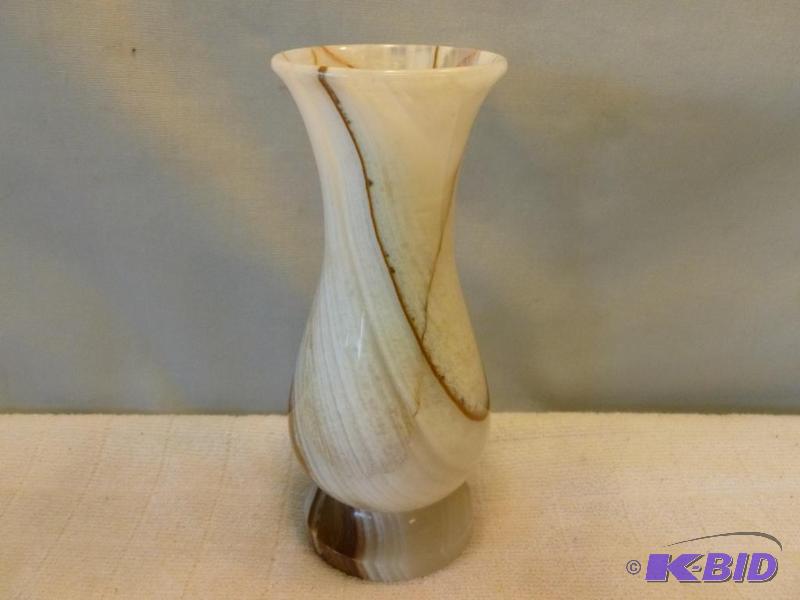 lot 250 image: Beautiful polished stone type vase that measu...