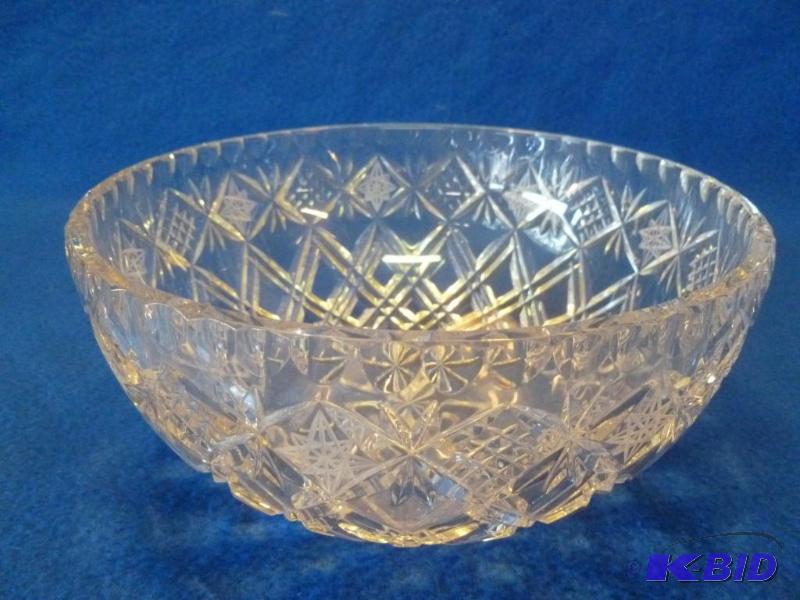 lot 269 image: Beautiful lead crystal glass bowl that measur...