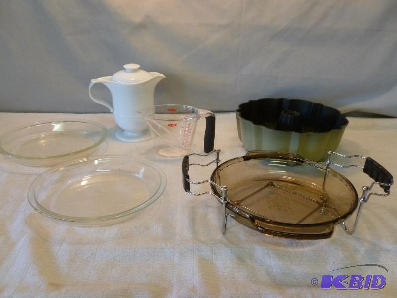 lot 280 image: Lot of good kitchen items that includes a hea...