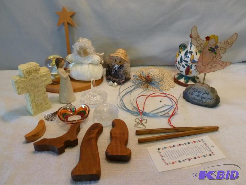lot 297 image: Large lot of decorative items that includes a...