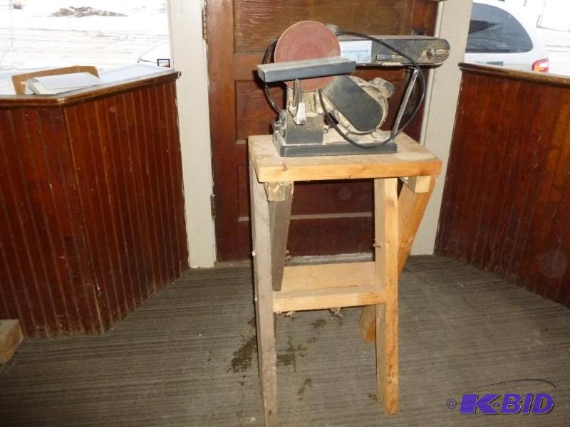 lot 3 image: Heavy duty 4" belt and disc sander, powe...