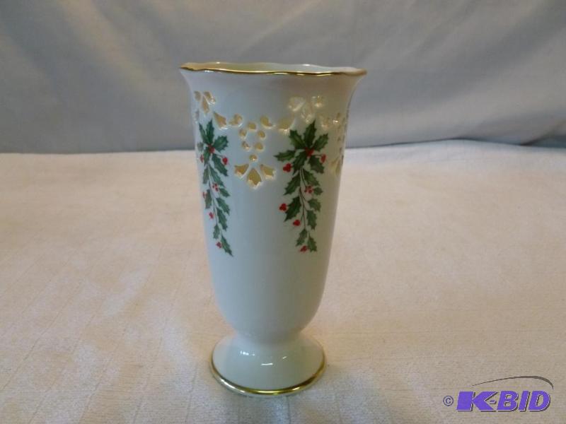 lot 301 image: Lenox holiday pierced&nbspmedium porcelain v...