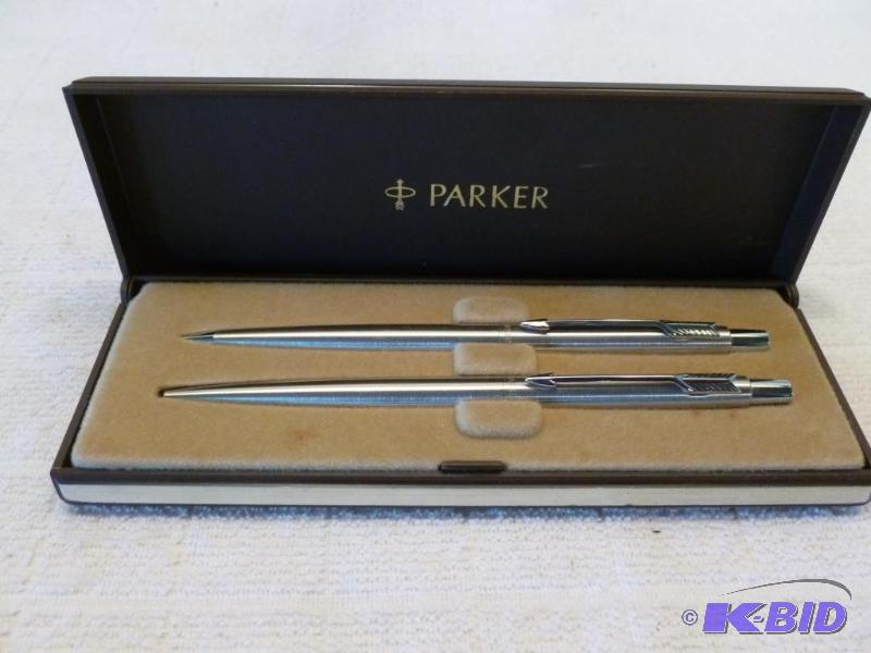 lot 303 image: Vintage Parker Pen Set, like new in the origi...