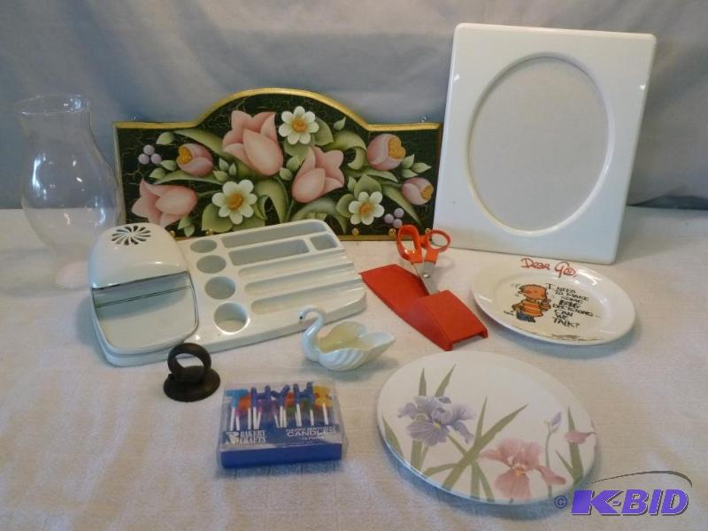 lot 312 image: Decorative lot that consists of a beautiful l...