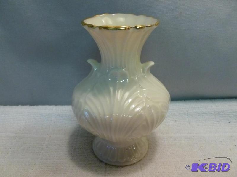 lot 325 image: Lenox 24 karat gold plated rimmed porcelain v...