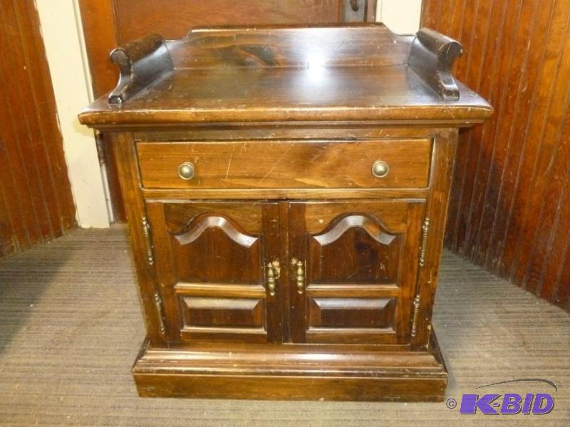 lot 334 image: Vintage Ethan Allen solid wood end table cabi...