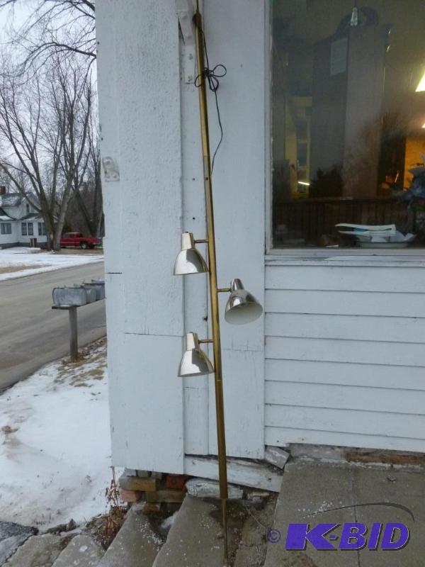 lot 335 image: Vintage floor to ceiling adjustable brass rod...