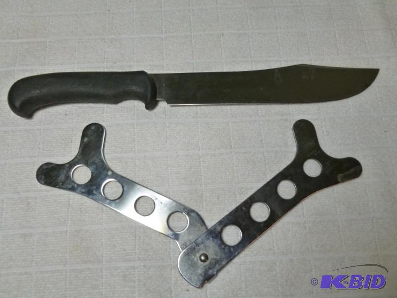 lot 338 image: Large Outdoor Edge 420 stainless steel rubber...