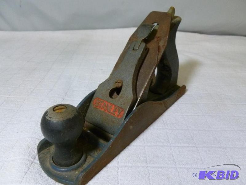 lot 342 image: Vintage Stanley wood plane that measures 9 3...