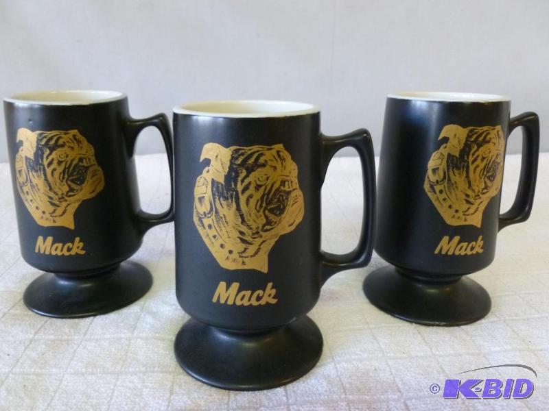 lot 36 image: Lot of three collectible Hall Buntingware - M...