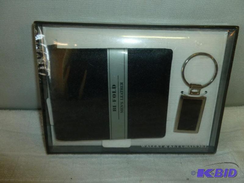 lot 67 image: Mens leather bi-fold wallet and key chain se...