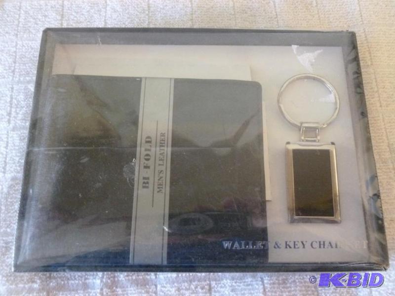 lot 70 image: Mens leather bi-fold wallet and key chain se...
