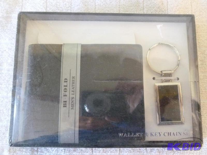 lot 71 image: Mens leather bi-fold wallet and key chain se...