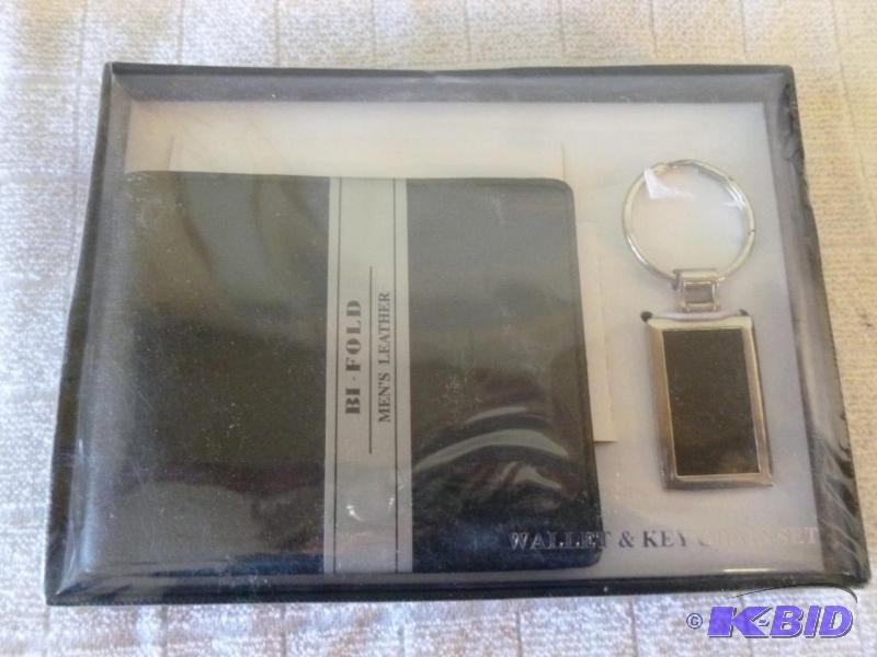 lot 72 image: Mens leather bi-fold wallet and key chain se...